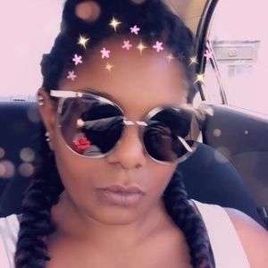 Meet your Posher, Courtney alícía